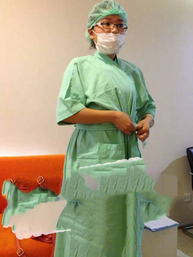 我站站长霞姐在手术室外等待