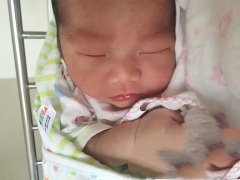 虽年过花甲，宝宝的降临却让他宛如新生